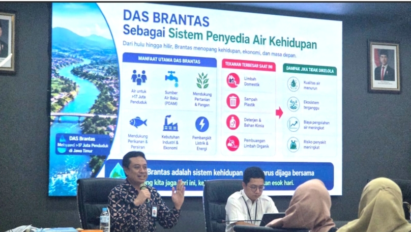 Prof Andi Kurniawan Bahas Ancaman Mikroplastik DAS Brantas bagi Sanitasi dan Pencegahan Stunting Guru Besar Fakultas Perikanan dan Ilmu Kelautan (FPIK) Universitas Brawijaya (UB), Prof. Andi Kurniawan, S.Pi., M.Eng., D.Sc., menjadi salah satu narasumber dalam FGD bertajuk “Sustainable Sanitation and Stunting Prevention” di Universitas Brawijaya, Malang, Kamis (11/6/2026) (dok. FPIKUB)