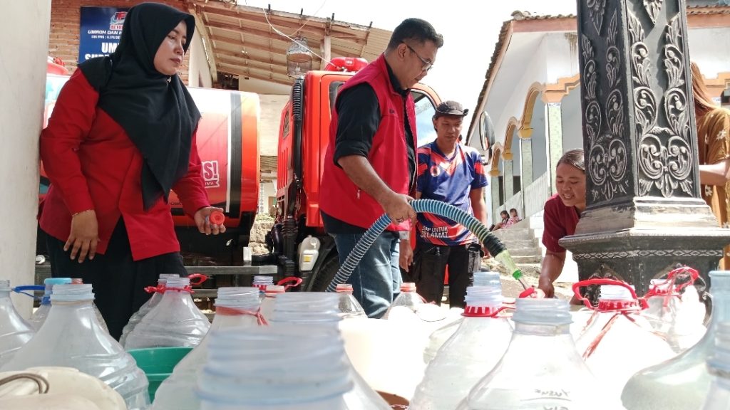 Kemarau Melanda, 208 KK Sumberbiru Dapat Air Bersih Foto: Ketua DPC PDI Perjuangan Bondowoso, Sinung Sudrajad salurkan air bersih untuk warga Sumberbiru, Desa Klabang, Kecamatan Tegalampel, Sabtu (13/6/2026) siang. (Doni/Gonews.id)