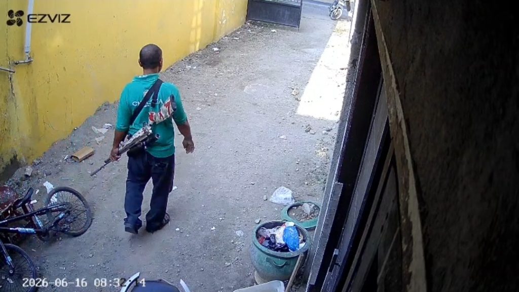 Diduga Usai Angkat Isu MBG, Kantor GOnews.id Didatangi OTK Bersenjata Orang tak dikenal saat mendatangi kantor GOnews.id, Selasa (16/6/2026) (tangkap layar CCTV)