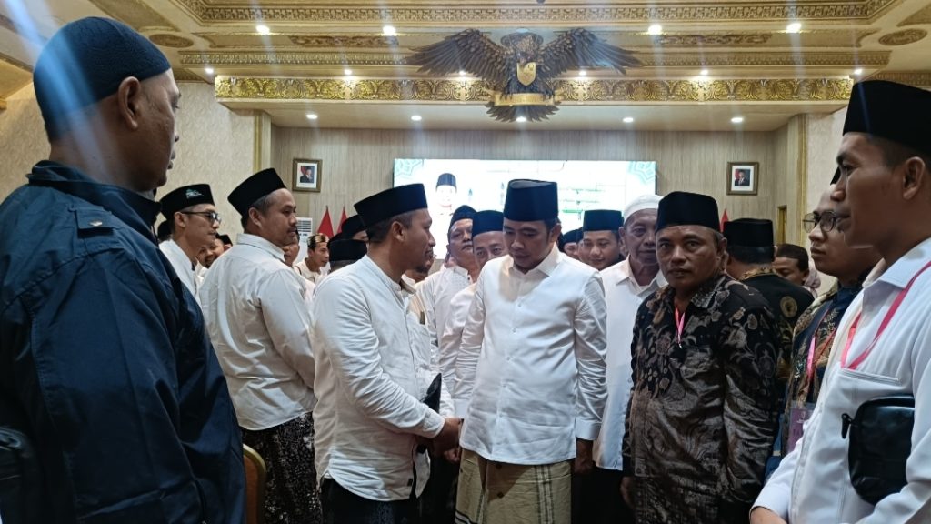 Gus Fawait: Pesantren dan Guru Ngaji Benteng Akhlak Bangsa di Tengah Gempuran Media Sosial Bupati Jember Muhammad Fawait saat bersama para kiai,pengasuh ponpes dan guru ngaji di Pendopo wahyawibawagraha. Foto Istimewa
