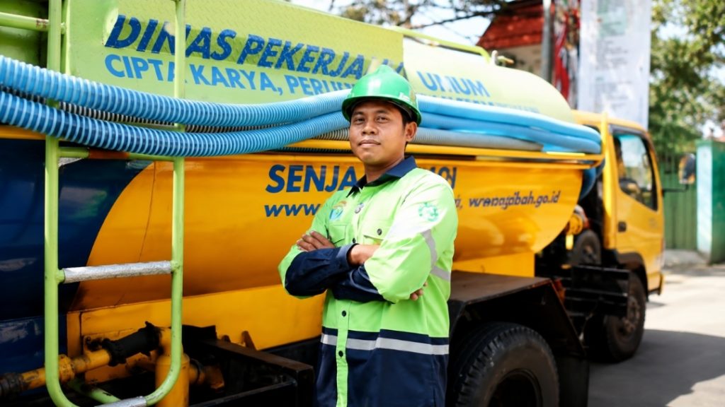 Tangki Septik Penuh Ancam Kesehatan Warga Banyuwangi, DPU CKPP Hadirkan Layanan SENJAWANGI layanan sedot tinja SENJAWANGI Banyuwangi untuk menjaga kesehatan lingkungan