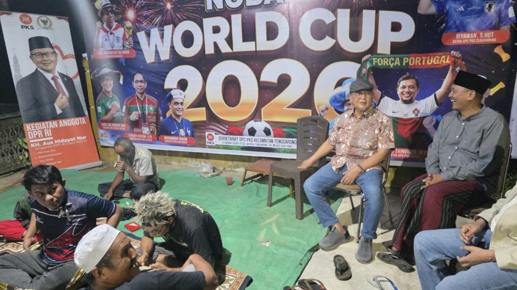 NOBAR Bareng Anggota DPR-RI! KH Aus Hidayat Nur Ajak Warga Kukar Rayakan Piala Dunia 2026 di Sekretariat DPC PKS Tenggarong K.H. Aus Hidayat Nur, Anggota DPR-RI/MPR-RI Fraksi PKS Dapil Kalimantan Timur bersamaKetua DPC PKS Tenggarong, Riyawan, S.Hut saat Nobar Piala Dunia di Kantor DPC PKS tenggarong (dok.DPC PKS Tenggarong)