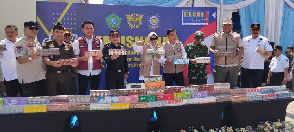 Pemusnahan 9.096.760 batang rokok ilegal di Sentra Industri Hasil Tembakau (SIHT) Desa Candipari, Porong, Sidoarjo, Rabu (24/6/26). (Nug/GOnews.id)