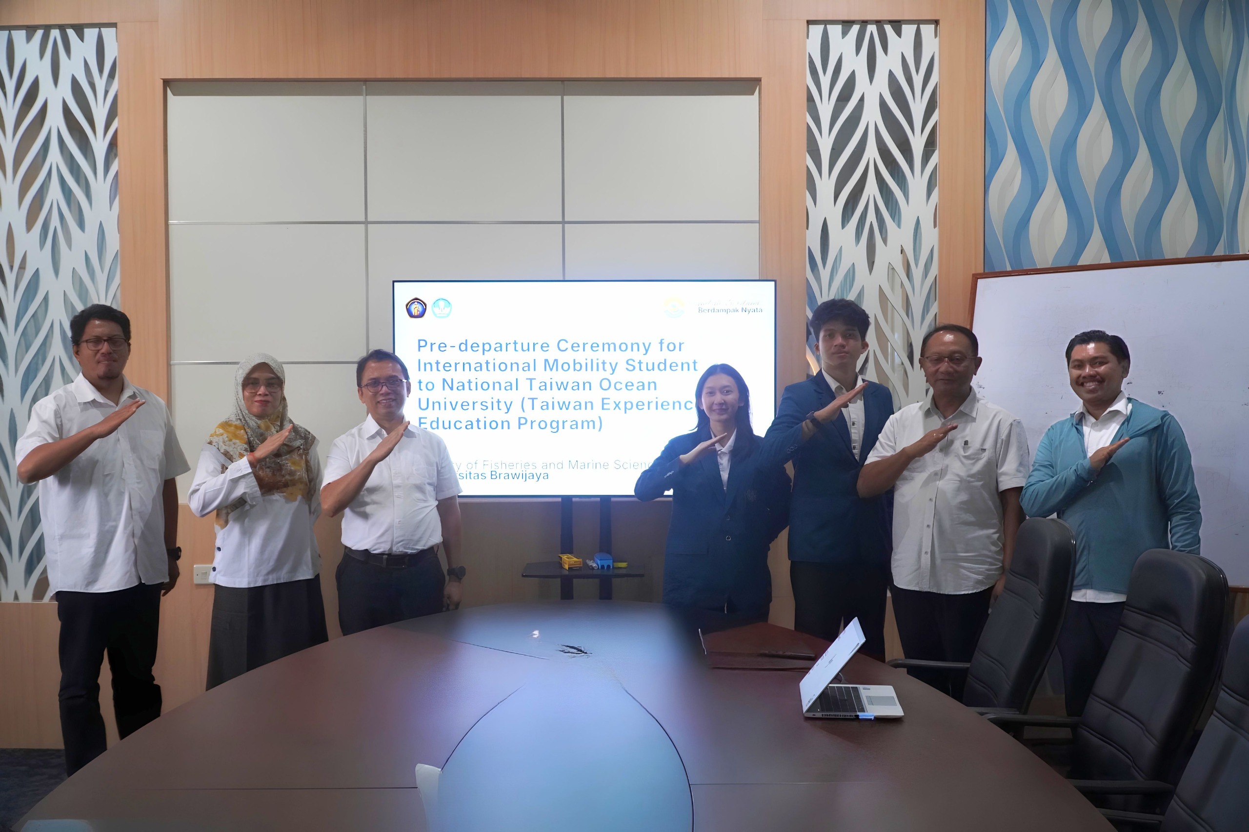 Seremoni pelepasan mahasiswa FPIK UB peserta Student Experience Education Program (TEEP) di National Taiwan Ocean University (NTOU), Taiwan, yang digelar di Ruang VVIP Gedung B FPIK UB, Malang, Senin (22/6/2026).