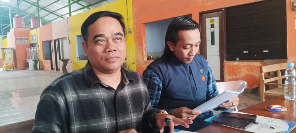 Akson Nul Huda, SH dan tim menunjukkan surat salinan putusan PN Kabupaten Kediri terkait sengketa saham RS Aura Shifa Kediri