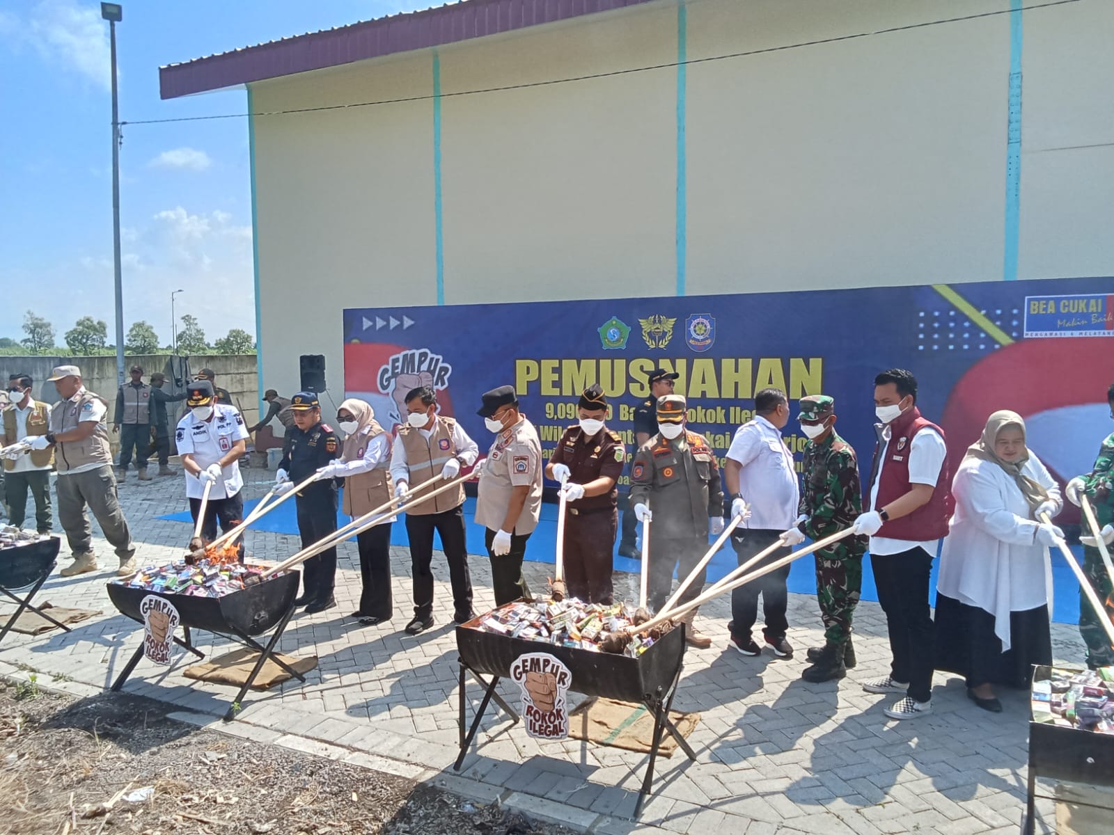 Pemusnahan 9.096.760 batang rokok ilegal di Sentra Industri Hasil Tembakau (SIHT) Desa Candipari, Porong, Sidoarjo, Rabu (24/6/26). (Nug/GOnews.id)