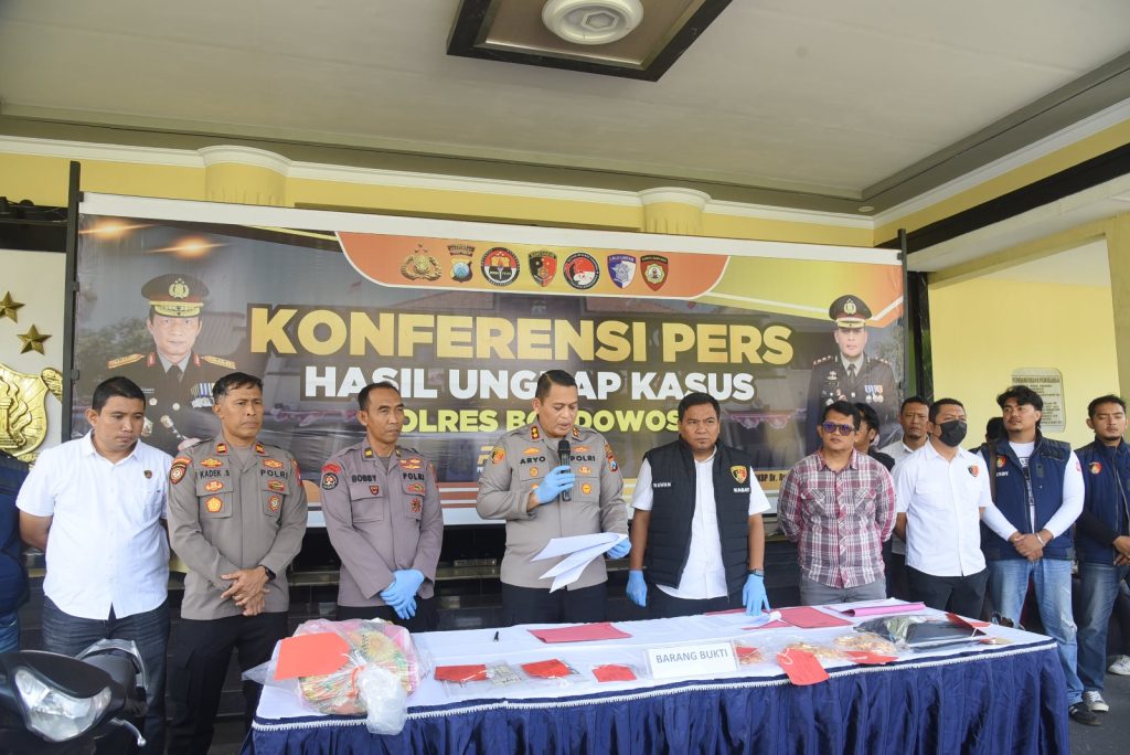 Polres Bondowoso Bongkar Enam Kasus Kriminal Kapolres AKBP Aryo Dwi Wibowo bersama Kasat Reskrim Iptu Wawan Triono Saat Pres Rilis sejumlah kasus Di Mako Polres Bondowoso, Rabu (24/6/2026).