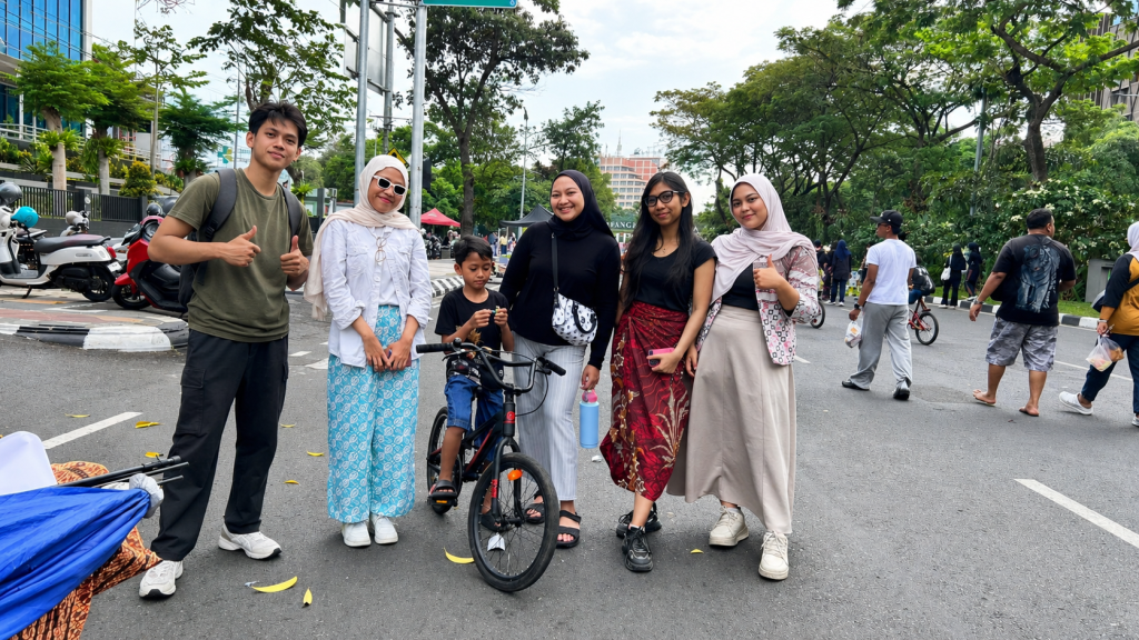 Kelompok Amerta Rasa dari Program Studi Ilmu Komunikasi USM hadir di kawasan Car Free Day (CFD) Simpang Lima, Semarang