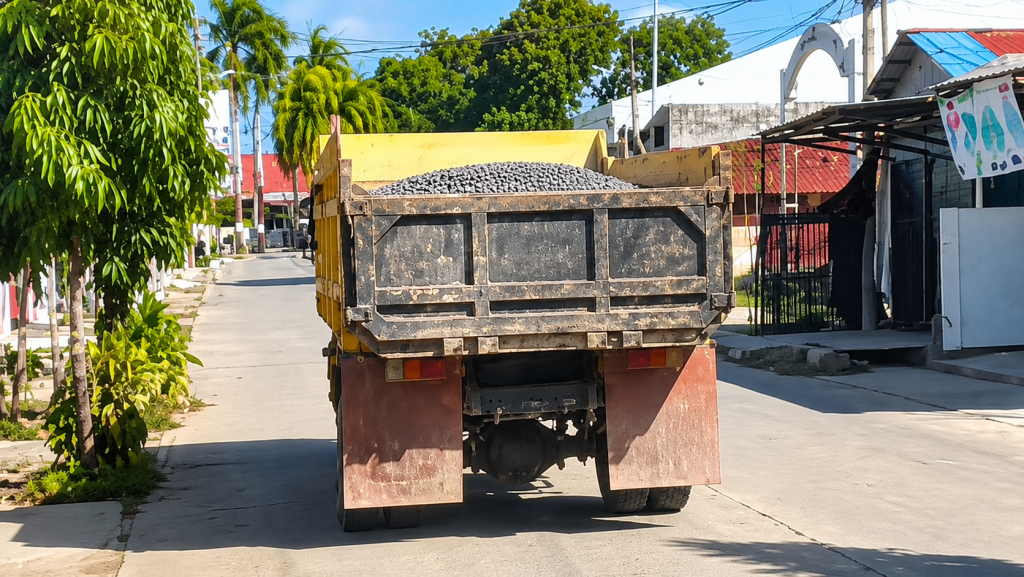 truck bermuatan koral tanpa terpal (dok. GOnews.id)