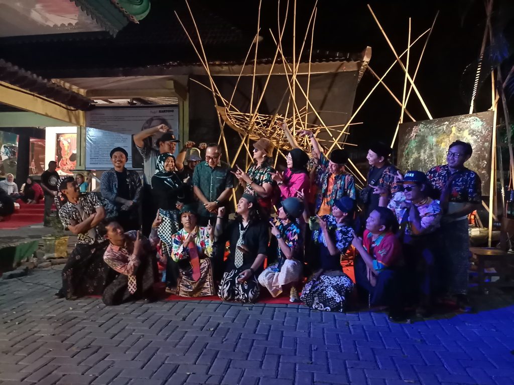 Djarek Semarakkan Bulan Bung Karno Lewat Panggung Seni di Semarang Wakil Wali Kota Semarang Ir. H. Iswar Aminuddin, M.T , Sindhunata Gesit dan Anggota Teater Lingkar Semarang (GOnews.id)