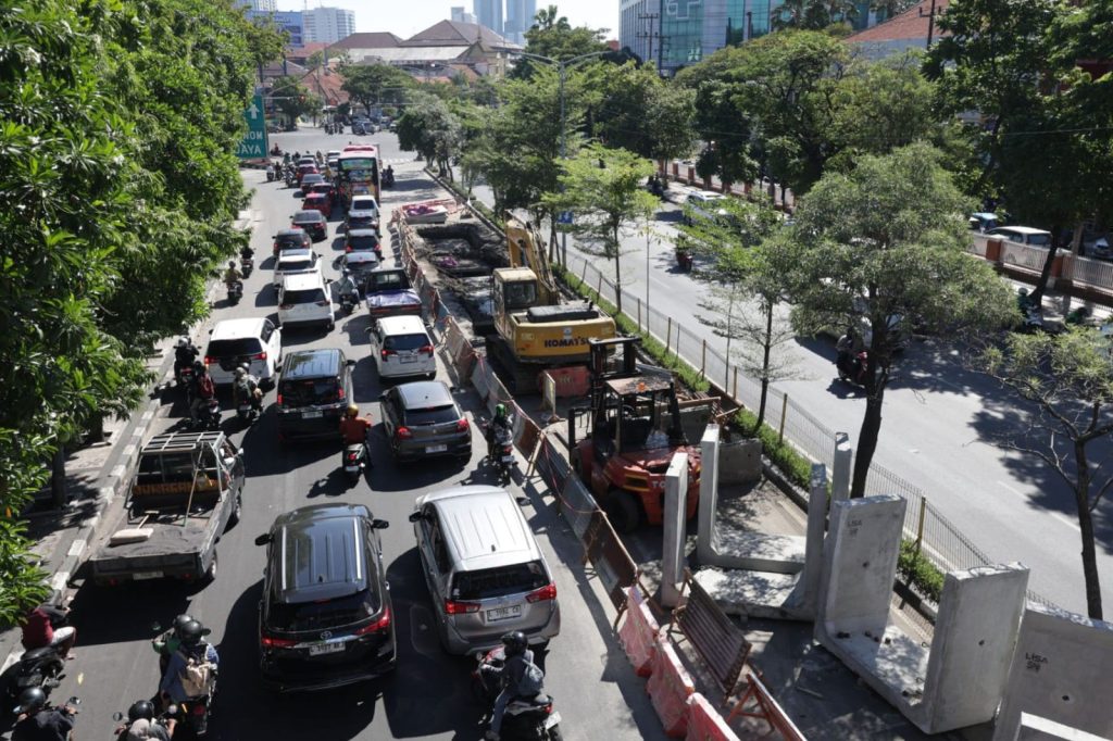 Proyek Drainase Moestopo Picu Macet, Pemkot Surabaya Minta Maaf Kondisi arus lalu lintas di Jalan Prof. Dr. Moestopo, Surabaya, sedikit tersendat dengan adanya proyek pembangunan konektivitas saluran, Selasa (30/6/2026). (Dok. Humas Pemkot Surabaya).