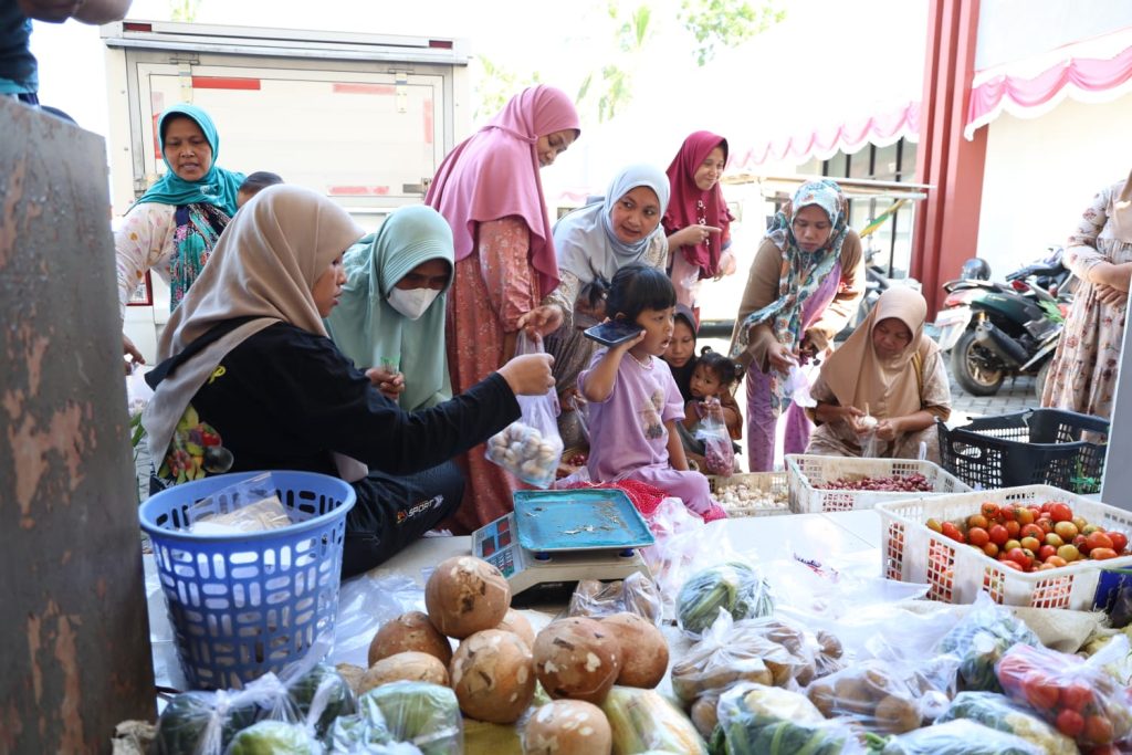 Antosiasme masyarakat Tanggul saat pasar murah.foto istimewa