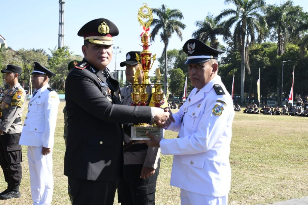 Kapolres Bondowoso Serahkan Tropi Penghargaan Pada Kades Gubrih Abdul Bari, Rabu (1/7/2026) (Doni/GOnews.id)