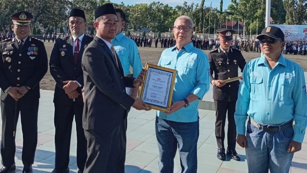 Ketua DPRD Pasbar, Dirwansyah, S.H., mewakili Kapolres Pasbar, AKBP Agung Tribawanto, S.I.K., saat menyerahkan penghargaan kepada insan pers dengan peringkat pemberita Polres terbanyak. (Saipen/GOnews.id)