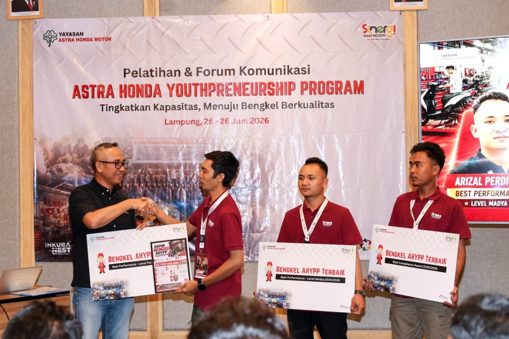 Ketua Yayasan AHM Ahmad Muhibbuddin memberikan apresiasi kepada tiga bengkel binaan terbaik periode 2025–2026 yakni Agus Eka Guncara Bisma pemilik Bali Motor (kiri kedua), Arizal Perdita pemilik Arizal Service (kanan kedua) dan Zulkarnain Juhri pemilik Zul Motor (kanan).