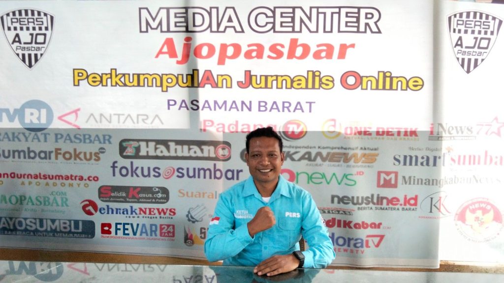 Ketua AJO Pasbar Apresiasi Polri, Tiga Pengurus Terima Penghargaan Hari Bhayangkara ke-80 Ketua AJO Pasbar, Muhammad Fadli, menyampaikan ucapan selamat HUT Bhayangkara ke-80 kepada Polri sekaligus memberikan apresiasi kepada tiga pengurus yang menerima penghargaan dari Kapolres Pasaman Barat. (Saipen/GOnews.id)