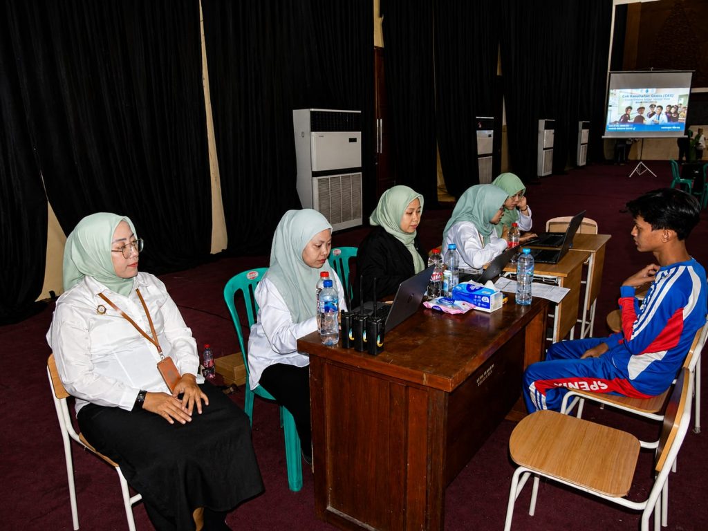 Kepala Sekola SR Yuli Prihartini Saat mendampingi Calon Siswa SR Cek kesehatan. (Mufida/GOnews.id)