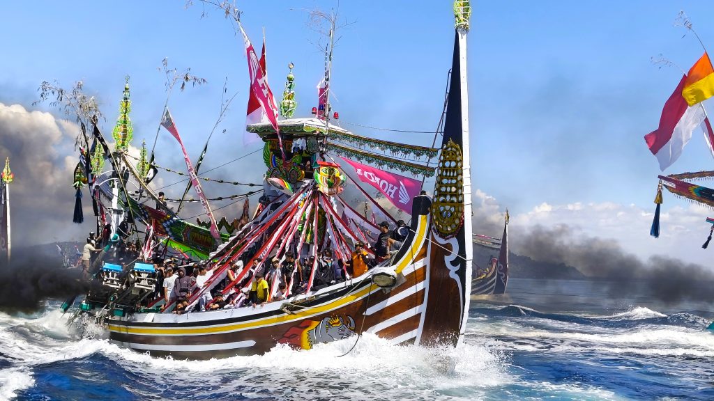 Ribuan Warga Semarakkan Tradisi Petik Laut Muncar di Banyuwangi Prosesi larung sesaji Petik Laut Muncar 2026 (Abdul Aziz/Gonews.id)