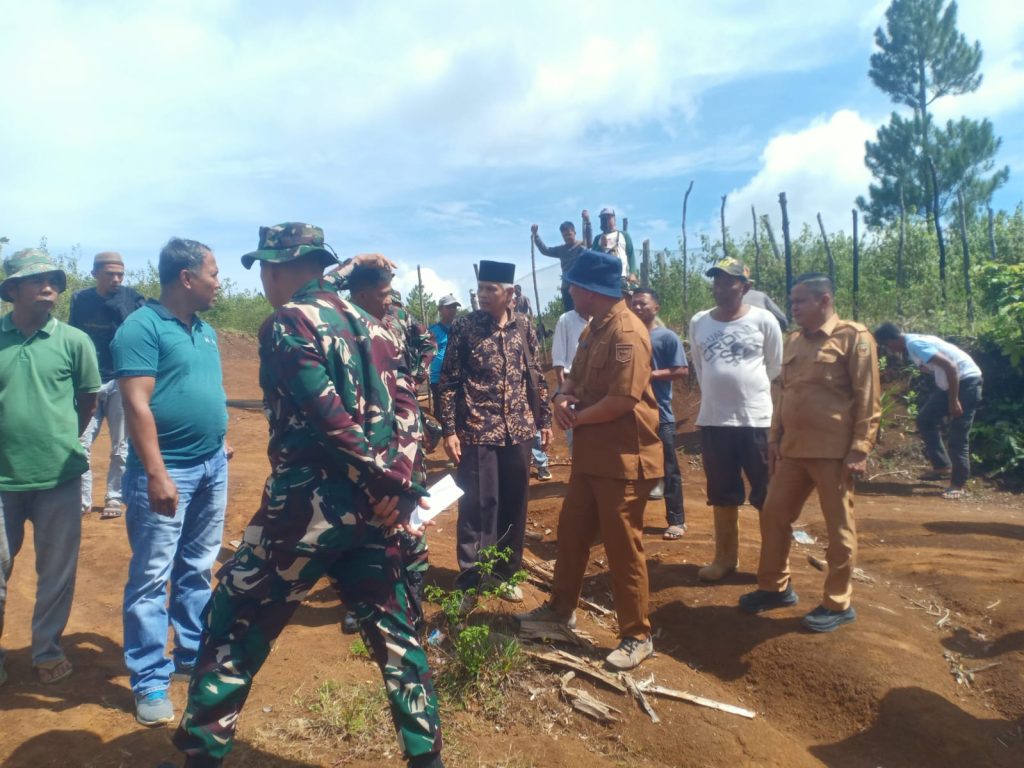 Warga Bukik Kanduang dan Simawang menolak pemancangan lokasi batalyon di lahan produktif yang masih disengketakan, Selasa (30/6/2026). ( Foto : Dioni/Gonews.id)