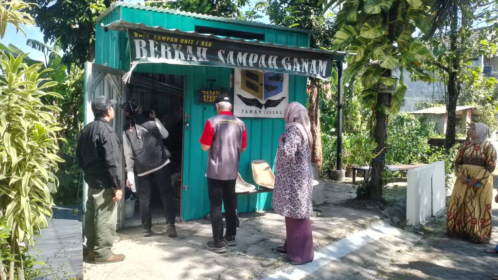 Saat tim DLH Propinsi Jawa Timur lakukan penilaian lomba kebersihan.Foto Istimewa