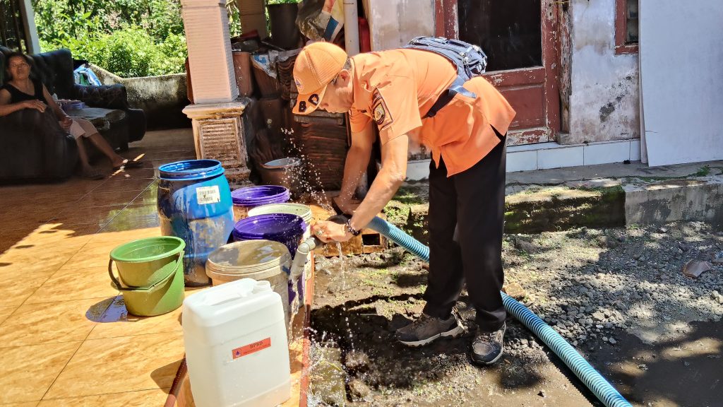 125 KK di Pakusari Terima Bantuan Air Bersih Petugas BPBD Jember saat memberikan bantuan air bersih.Foto dok BPBD Jember