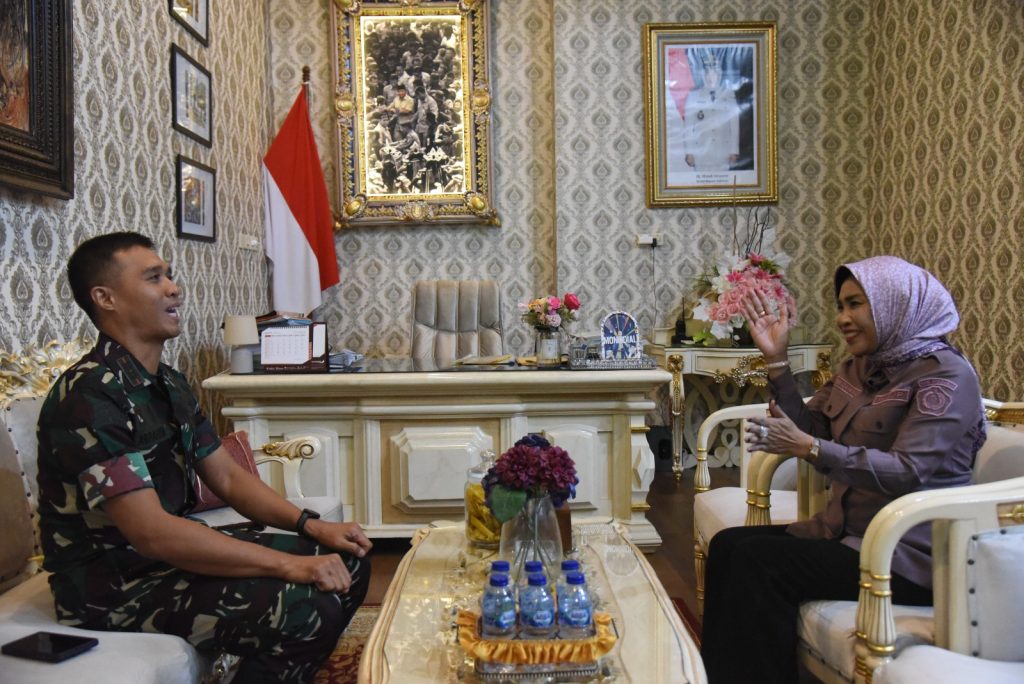 Wabup Mimik Sambut Dandim Baru, Sinergi Pemkab dan TNI Diperkuat untuk Sukseskan KDKMP Wabup Sidoarjo Hj. Mimik Idayana bersama Dandim 0816 Sidoarjo Letkol Inf. Abraham Prihadi saat silaturahmi di rumah dinas, Kamis (2/7/2026)