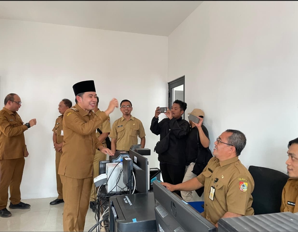 Peta Cinta Ubah Layanan Adminduk Jember, Antrean 66 Ribu e-KTP Berhasil Dituntaskan Bupati Jember Muhammad Fawait saat memantau langsung kegiatan cetak ktp di kecamatan Jenggawah. Foto Diskominfo
