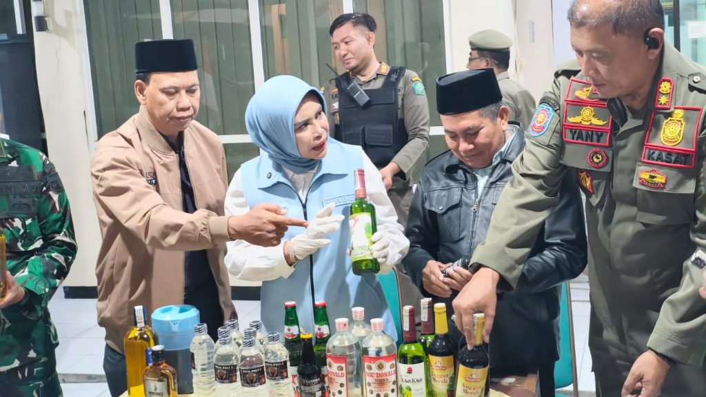 Wabup Sidoarjo Hj. Mimik Idayana memimpin sidak dan razia PKL serta tempat karaoke di kawasan Tol HK Jabon, Sabtu (4/7/2026) malam