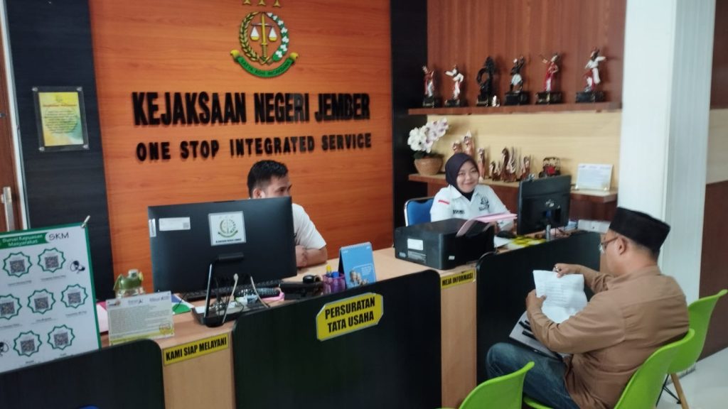 Pengelolaan Dana Desa Rowo Indah Dilaporkan ke Kejari Jember Misbahul Munir saat menyerahkan laporan ke kejari Jember.Foto Edi Mulyono