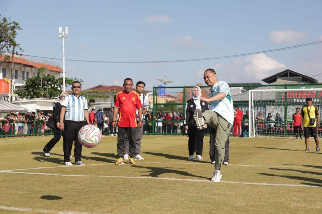Cak Eri Resmikan Sport Center Potro Agung, Minta Dijaga Bersama Wali Kota Surabaya, Eri Cahyadi, main bola bersama para pemain Persebaya Legend pada peresmian Lapangan Potro Agung yang baru, Minggu (5/7/2026). (Dok. Humas Pemkot Surabaya)