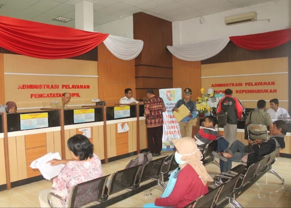 Revisi KK Belum Terbit Hingga Hari Ke-11, Warga Jember Minta Evaluasi Layanan Saat pelayanan di Dispendukcapil Jember. Foto dok.Dispendukcapil Jember