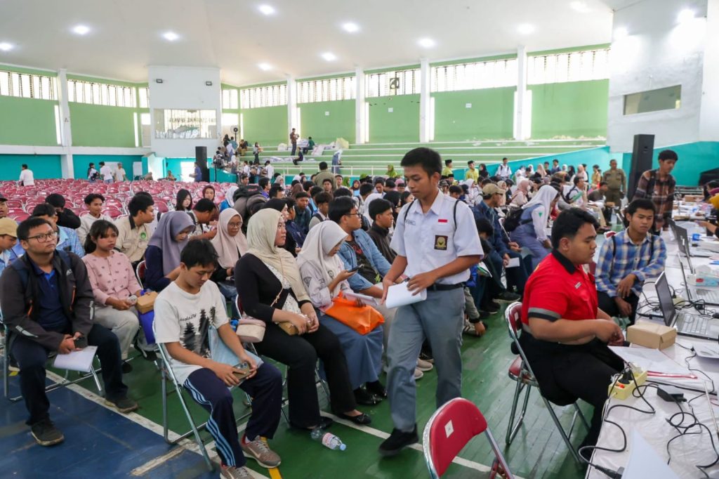 Pemkot Surabaya Ubah Skema Beasiswa, 7.380 Siswa Lolos Bantuan Pendidikan Suasana daftar ulang Beasiswa Pemuda Tangguh di Gelanggang Remaja, Jalan Bogen I 53-Q Surabaya, Rabu (8/7/2026).