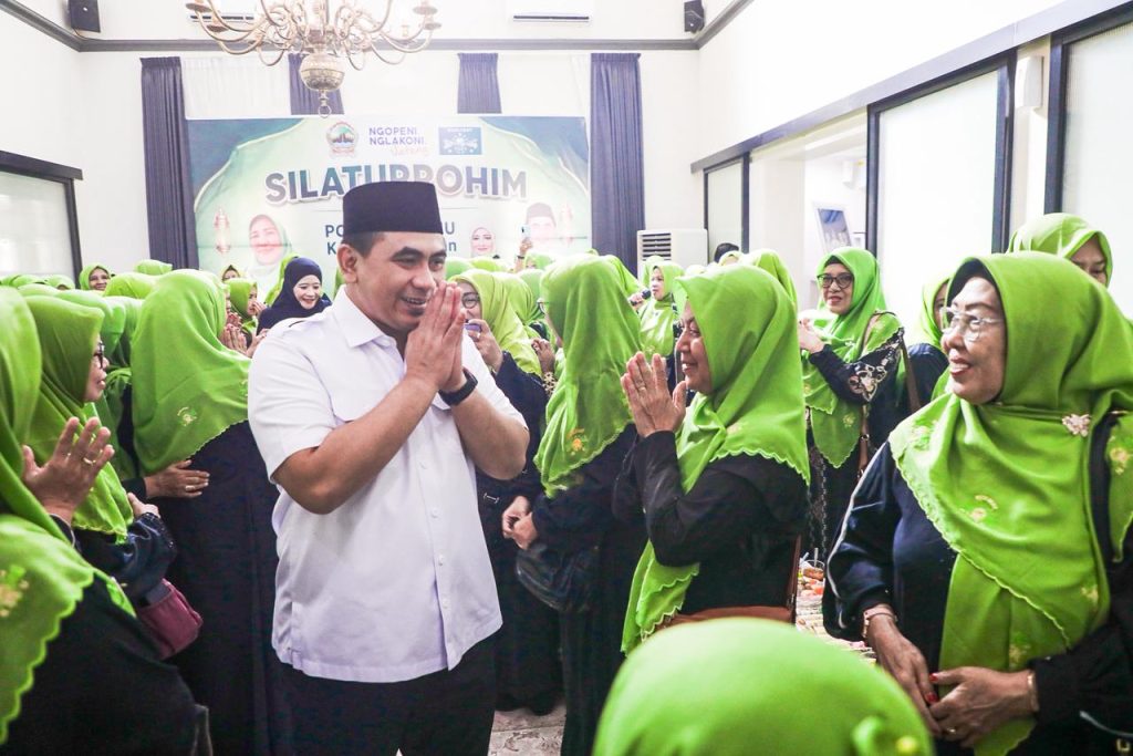 Taj Yasin Sambut Muslimat NU, Rumdin Wagub Disebut Rumah Warga Jateng Wakil Gubernur Jawa Tengah Taj Yasin Maimoen bersama Hj. Nawal Arafah Yasin menyambut rombongan Pengurus Cabang (PC) Muslimat NU Kota Pekalongan di Rumah Dinas. (GOnews.id)