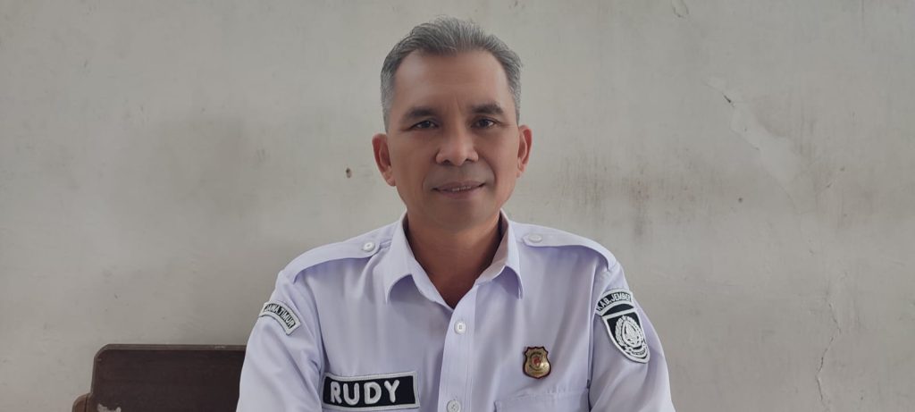 Satpol PP Jember Tertibkan PKL Humanis, Trotoar Difungsikan Kembali Kepala Satpol PP Kabupaten Jember Bambang Rudianto saat dikonfirmasi.foto Edi Mulyono