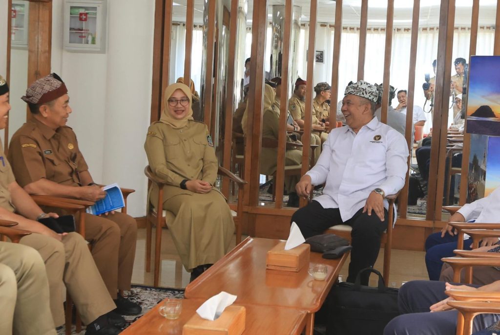 Banyuwangi Jadi Percontohan Dashboard Beras Nasional Bupati Ipuk Fiestiandani bersama Kemenko Pangan dan BRIN dalam pembahasan pengembangan Dashboard Rice Journey di Banyuwangi. (Foto: Istimewa).