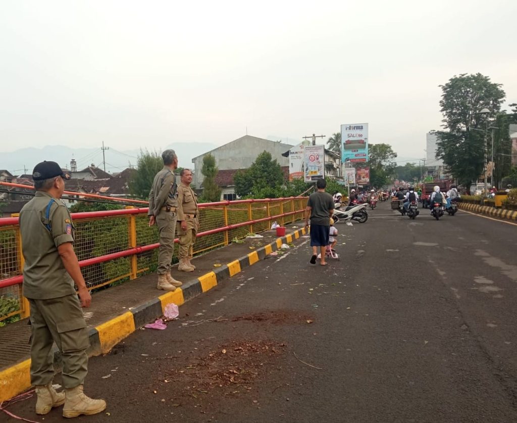 Patroli Rutin Satpol PP Bikin PKL Gladak Kembar Makin Tertib Petugas Satpol PP jember saat menjalankan tugas rutin penertiban .Foto Edi Mulyono