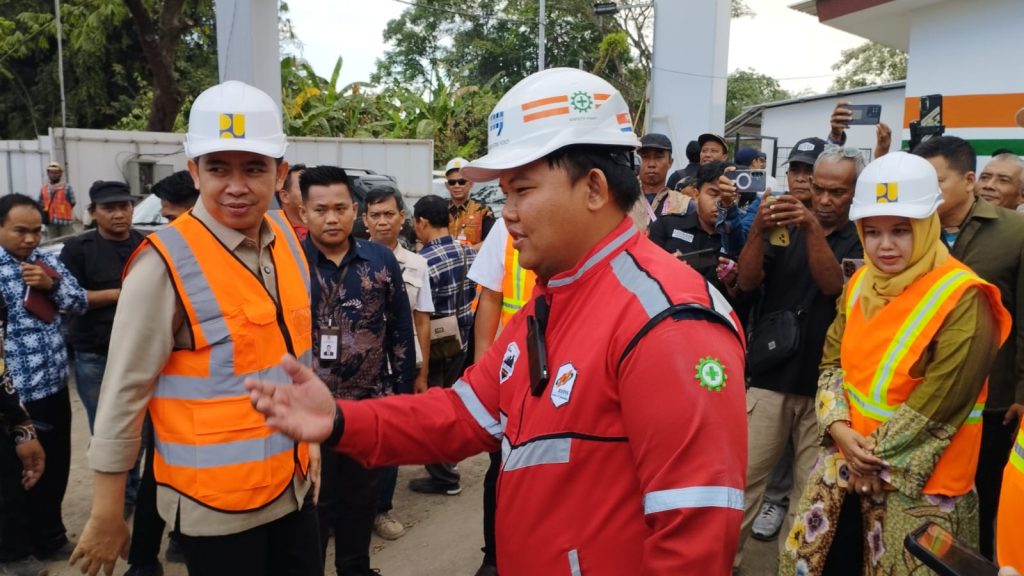 Bupati Jember Muhammad Fawait saat akan lakukan meninjauan ke sekokah Rakyat. Foto Edi Mulyono