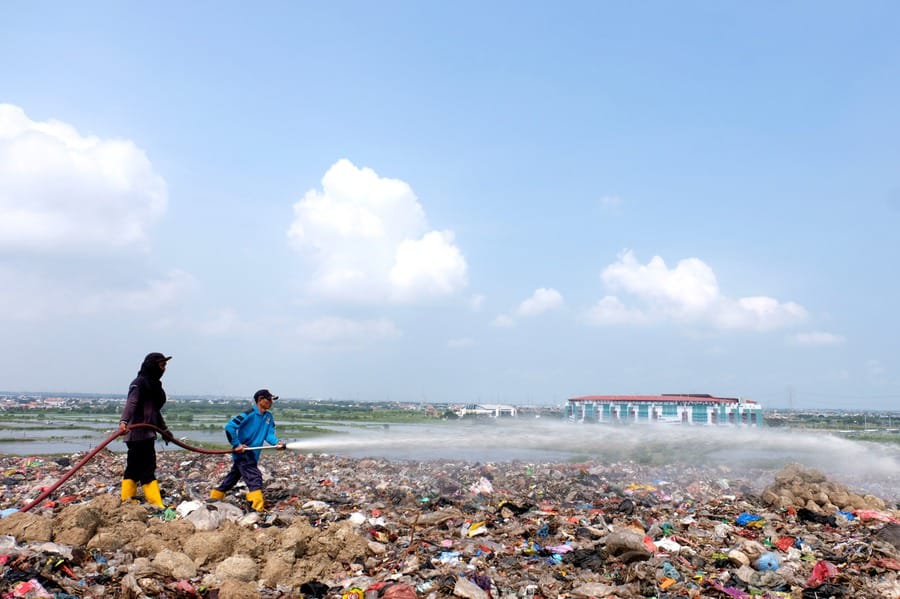 Pengawasan 24 Jam, Pemkot Surabaya Perkuat Antisipasi Kebakaran TPA Benowo Aktivitas petugas DLH di TPA Benowo, Kelurahan Sumberrejo, Kecamatan Pakal, Surabaya, Kamis (9/7/2026).