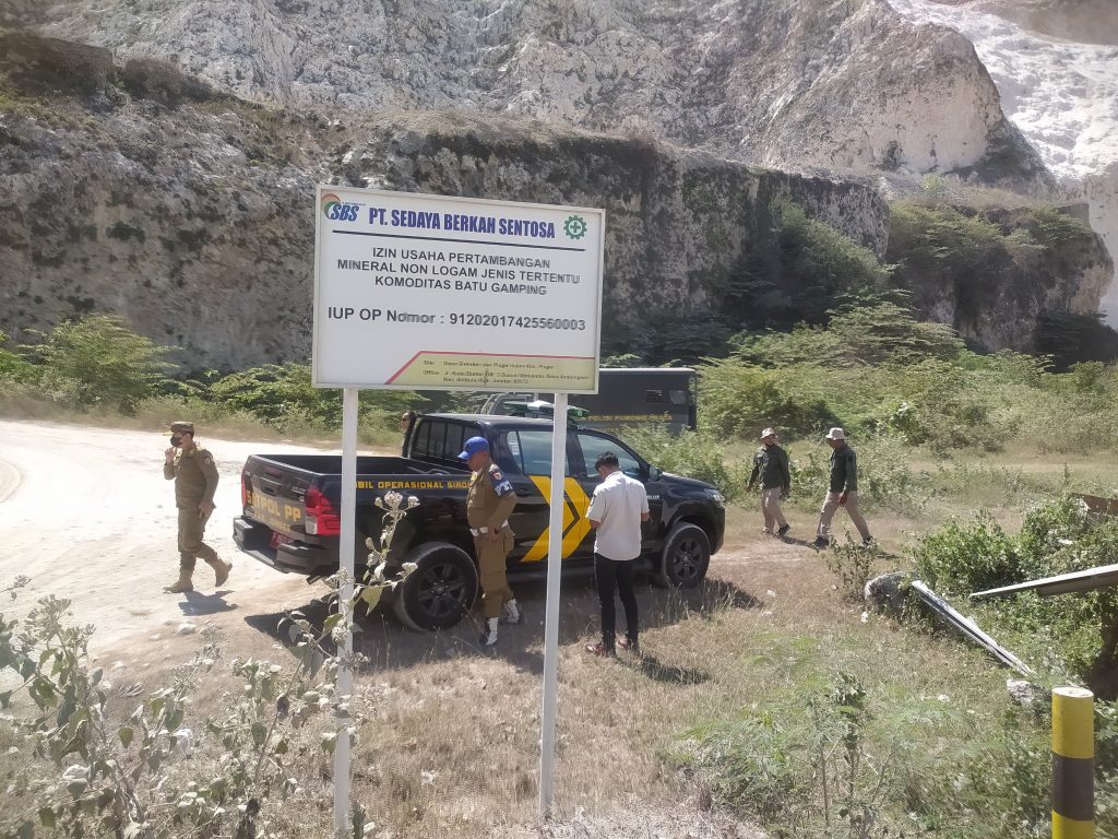 Satgas ITR Jember Temukan Tambang Berizin Mati dan Tunggakan Pajak Rp1,6 Miliar Satgas ITR Jember saat lakukan sidak tambang di gunung Sadeng.foto Edi Mulyono