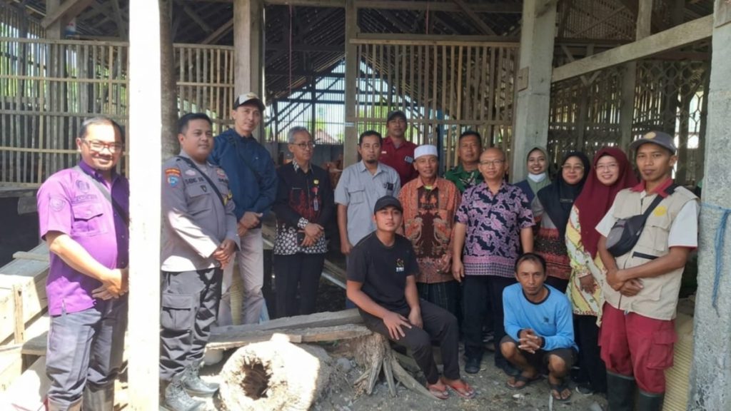Disnakkan Bondowoso Salurkan 1.487 Ayam Petelur, Program Pemberdayaan Peternak Mulai Berjalan Kolaborasi Penyaluran Bantuan Ayam Petelur Oleh Disnakan kejaksaan dan 3 pilar (Kepala desa, Babinsa dan Babinkamtibmas), Kamis (9/7/2026) (Doni/GOnews.id)