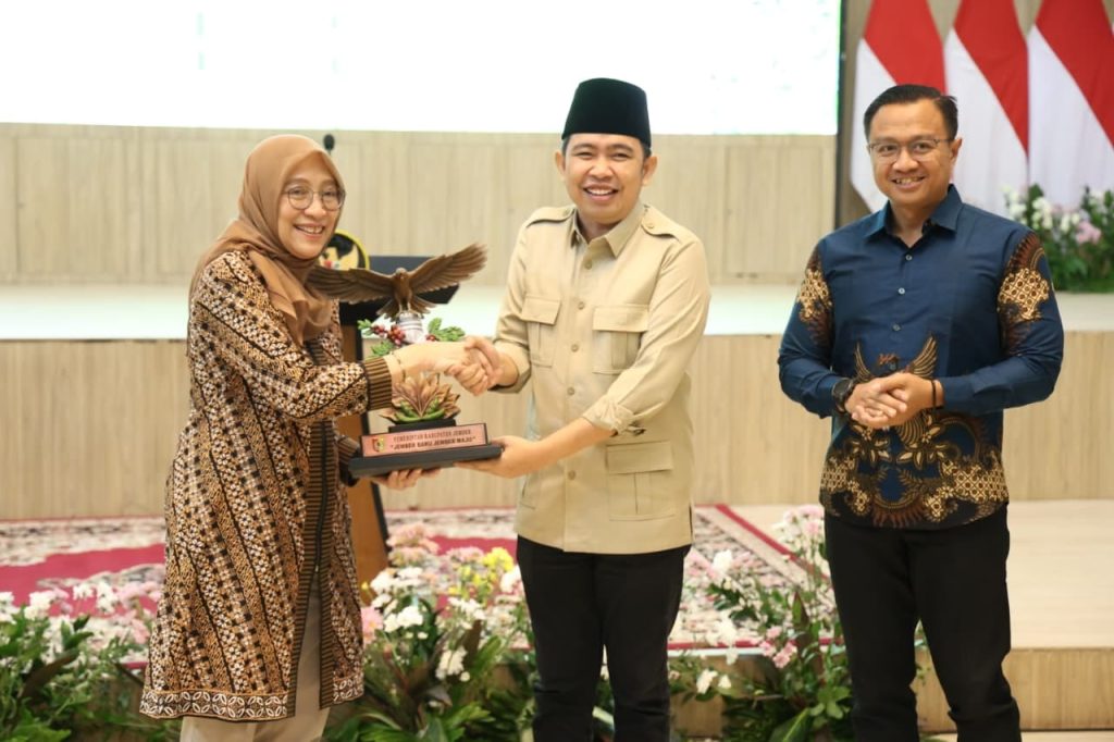 Jember Jadi Percontohan Nasional, Gus Fawait dan Kementerian Kehutanan Teken Master Plan IAD 2026–2030 Bupati Jember Muhammad Fawait saat usai tanda tangan Master Plan IAD bersama Kementerian Kehutanan. Foto Diskominfo
