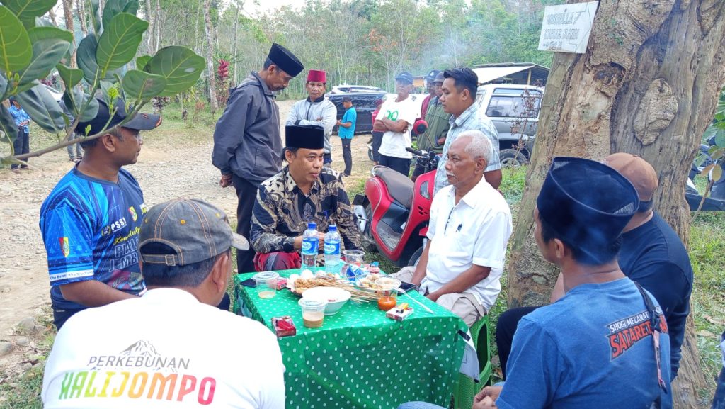 Diduga Belum Kantongi Izin, Pemdes Klungkung Minta Wisata Kalijompo Ditutup Sementara Kepala desa Klungkung Abdul Gofur ( baju batik)saat Temui pengembang dan perwakilan PTP.Foto Edi Mulyono