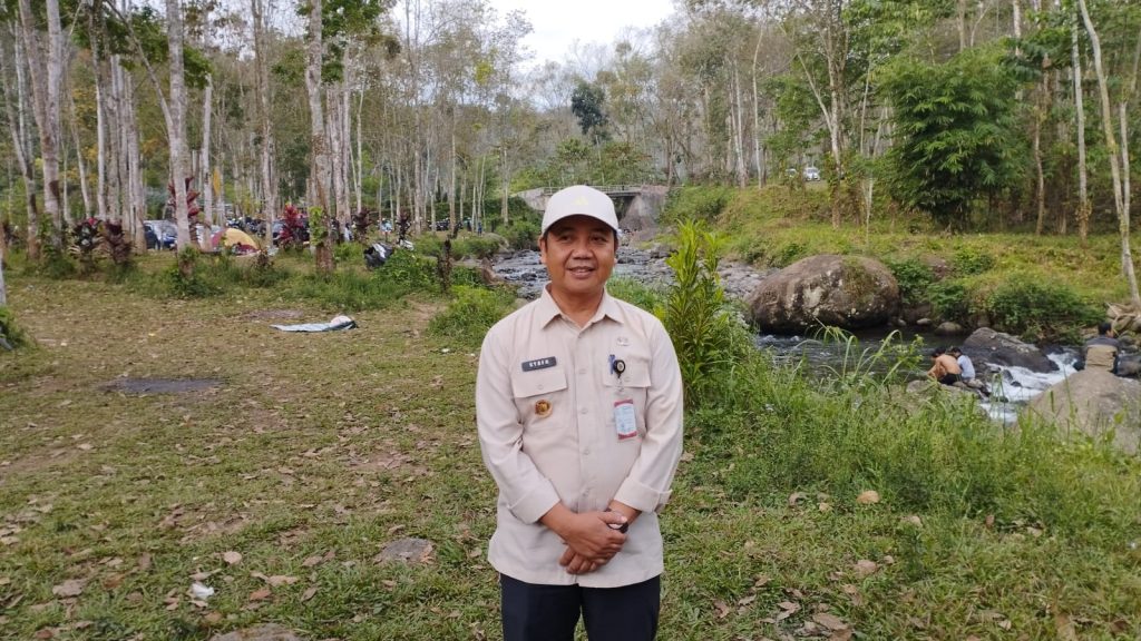 Warga Minta Tutup Akses Wisata Kalijompo, Camat Sukorambi Siap Mediasi dan Tegaskan Penegakan Aturan Camat Sukorambi Musyaffa saat turun Ke lokasi wisata .Foto.Edi Mulyono