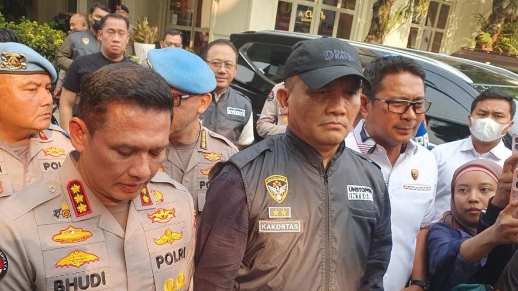 Eks Jampidsus Jadi Tersangka Korupsi dan TPPU Kakortas Tipidkor Polri, Irjen Pol. Totok Suharyanto berbicara kepada wartawan usai penggeledahan di sebuah kafe de’CLAN Signature dan di Koin Money Changer di wilayah Cipete, Rabu(8/7/2026) lalu. Foto: Bid Humas Polda Metro