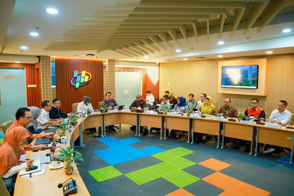 Jember Jadi Pilot Project BPS RI, Gus Fawait Perkuat Penanggulangan Kemiskinan Berbasis Data Bupati Jember Muhammad Fawait (baju batik) saat berkunjung ke kantor BPS RI. Foto Diskominfo