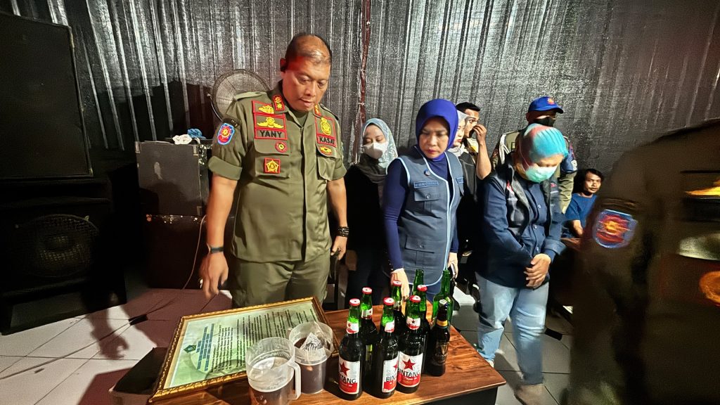 Wabup Mimik Pimpin Razia Tiga Lokasi, Tegaskan Berantas Prostitusi, Judi, dan Miras Wabup Sidoarjo Hj. Mimik Idayana memberikan arahan kepada petugas saat sidak di kawasan lokalisasi Krengseng Krian, Sabtu (11/7/2026) malam. Pemkab Sidoarjo berkomitmen memberantas prostitusi, judi, dan miras.