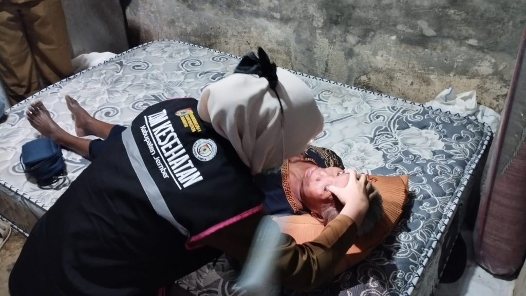 Timur pelayanan Kesehatan Puskesmas Mumbulsari saat memeriksa pasien struk .Foto Edi Mulyono