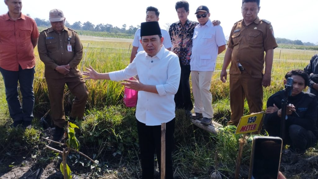 Bupati Gus Fawait Tinjau Pembangunan Drainase di Wonojati, Pastikan Jalan Sruni–Wonojati Segera Diaspal Bupati Jember Muhammad Fawait saat tinjau pembangunan dreanase di desa Wonojati. Foto Edi Mulyono