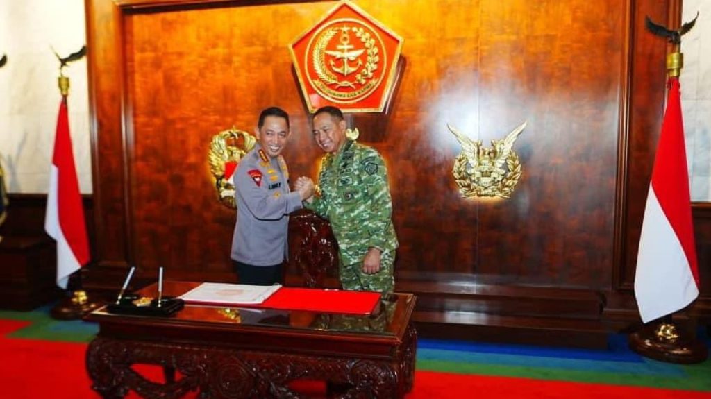 Kapolri Temui Panglima TNI Perkuat Soliditas Institusi Kapolri terlihat bersalaman saat melakukan pertemuan silaturahmi dengan Panglima TNI Jenderal Agus Subiyanto di Mabes TNI, Cilangkap, Jakarta Timur, Senin (13/7/2026) siang Foto: Div Humas Mabes Polri