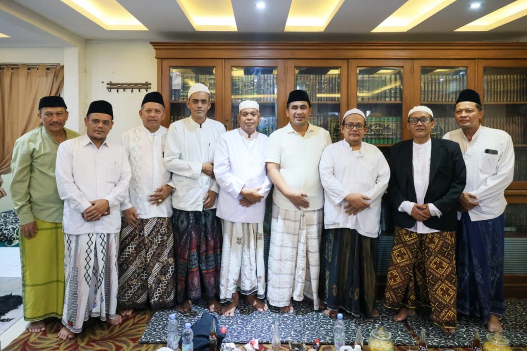 Wagub Jateng Taj Yasin Maimoen yang hadir dalam acara Haul Akbar Kyai Ageng Kafiluddin K. Munawar Kholil ke-20 dan Masyayikh di Pondok Pesantren Al Marom, Desa Menduran. (GOnews.id)